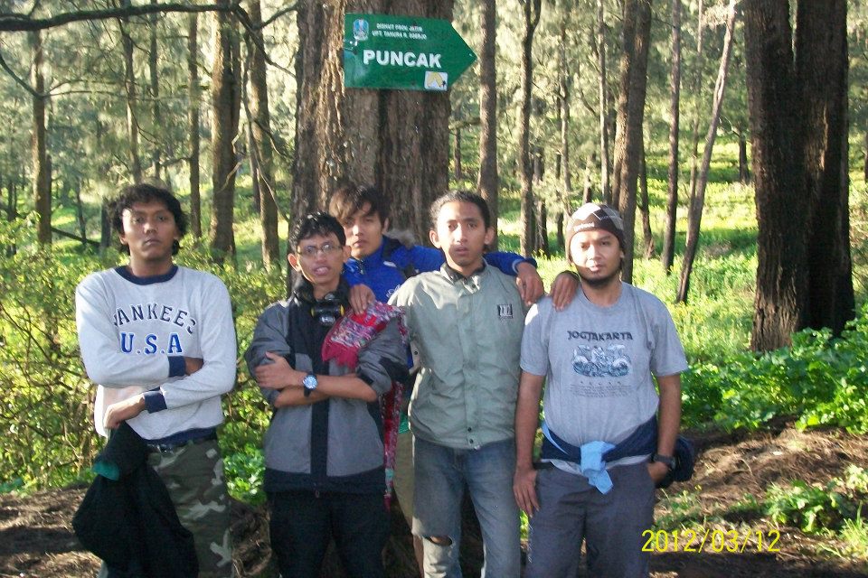 Plang menuju puncak