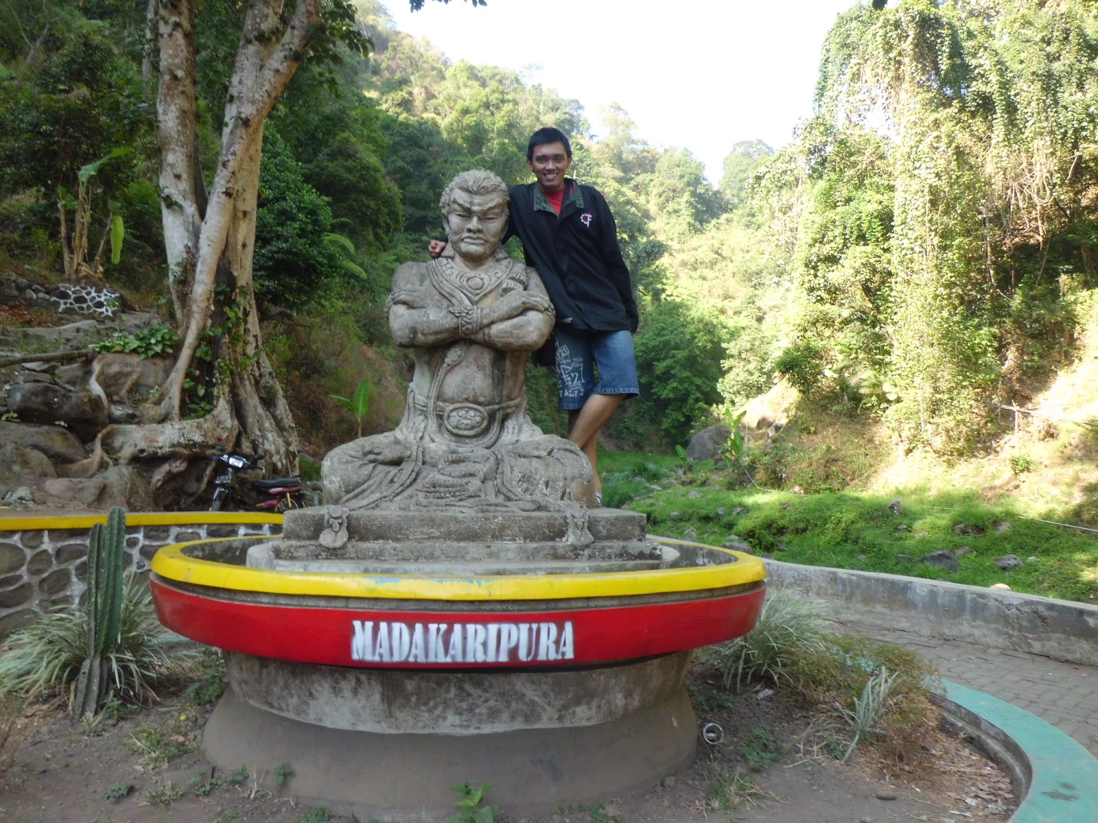 Bontang with meditating Gajah Mada statue